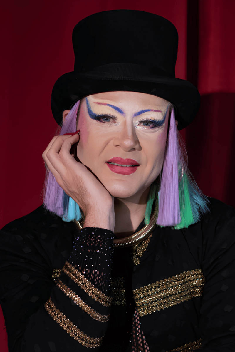 Divina — drag performer, artiste &eacute;lectro pop